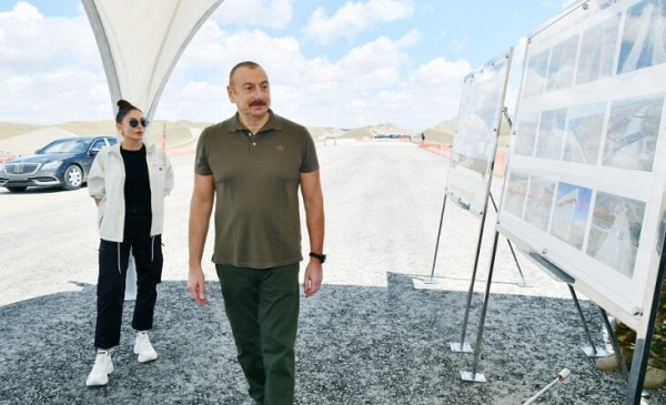 Prezident Cəbrayılda yaşayış kompleksinin açılışında